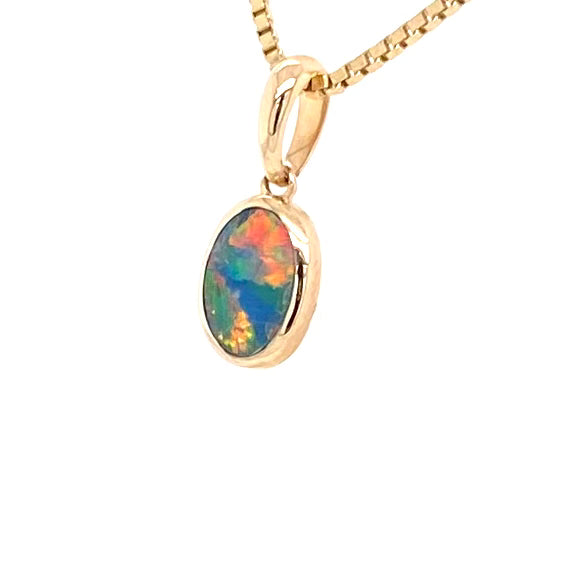 Vedhæng med en ægte doublet opal fra Australien indfattet i 14 karat guld.