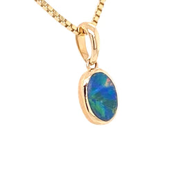 Vedhæng med en ægte doublet opal fra Australien indfattet i 14 karat guld.