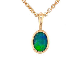 Vedhæng med en ægte doublet opal fra Australien indfattet i 14 karat guld.