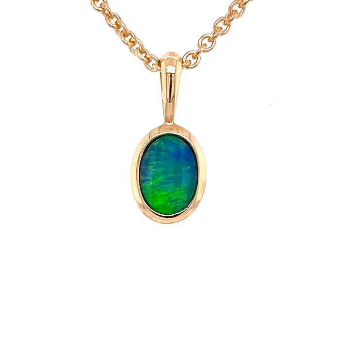 Vedhæng med en ægte doublet opal fra Australien indfattet i 14 karat guld.