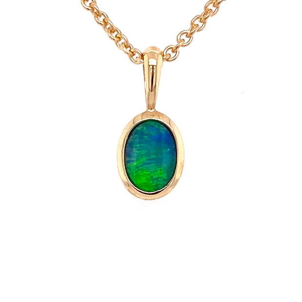 Vedhæng med en ægte doublet opal fra Australien indfattet i 14 karat guld.