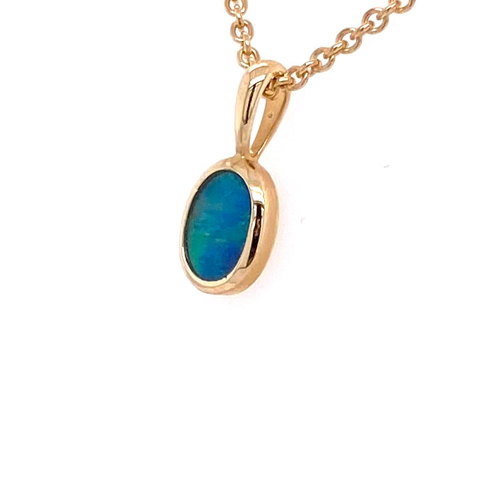 Vedhæng med en ægte doublet opal fra Australien indfattet i 14 karat guld.