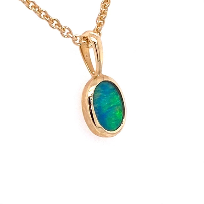 Vedhæng med en ægte doublet opal fra Australien indfattet i 14 karat guld.