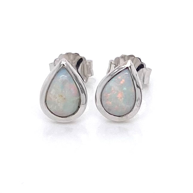 Opal ørestikkerne har ægte solide Australske opaler indfattet i blankt sterling sølv.