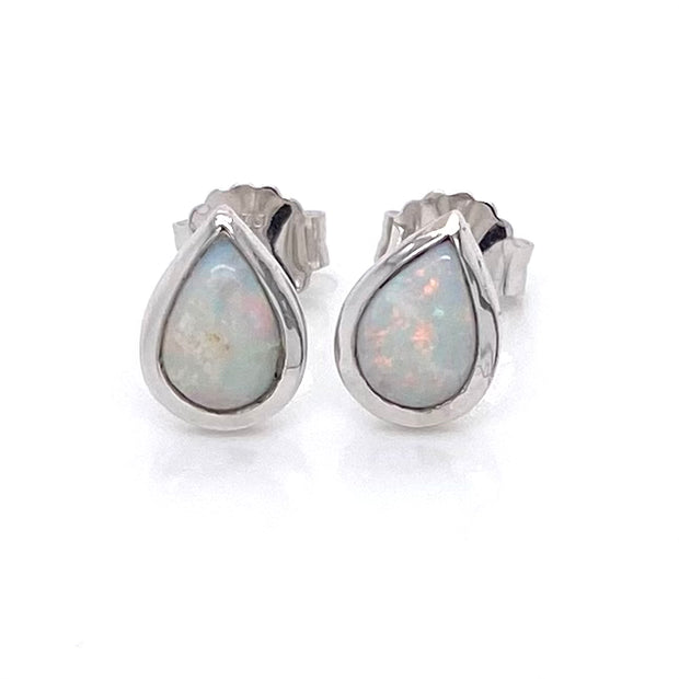 Opal ørestikkerne har ægte solide Australske opaler indfattet i blankt sterling sølv.