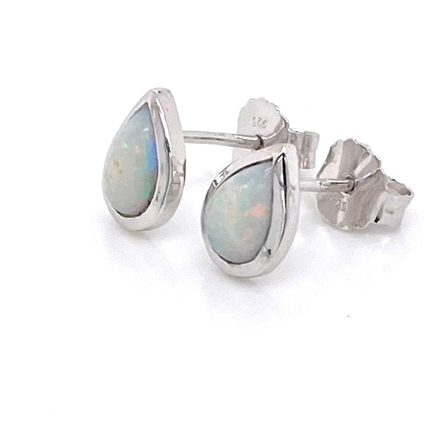 Opal ørestikkerne har ægte solide Australske opaler indfattet i blankt sterling sølv.