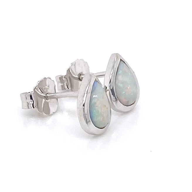 Opal ørestikkerne har ægte solide Australske opaler indfattet i blankt sterling sølv.