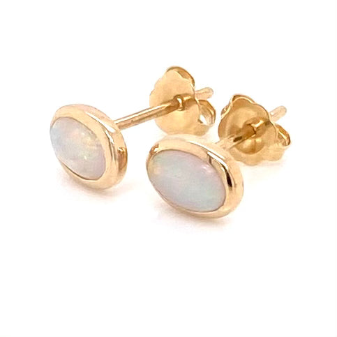 Ørestikker med ægte solide crystal opaler fra Australien indfattet i 14 karat guld.