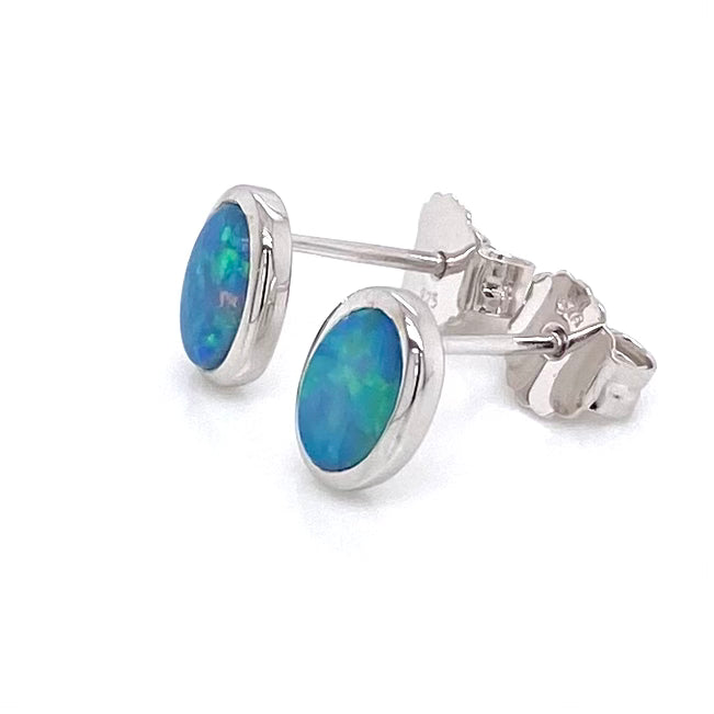 Ørestikker med ægte solide crystal opaler fra Australien indfattet i sterling sølv.