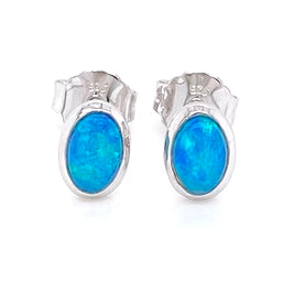 Opal ørestikkerne har ægte solide Australske crystal opaler indfattet i blankt sterling sølv.