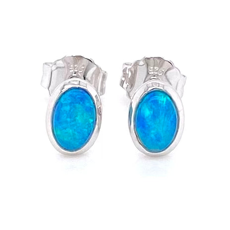 Opal ørestikkerne har ægte solide Australske crystal opaler indfattet i blankt sterling sølv.