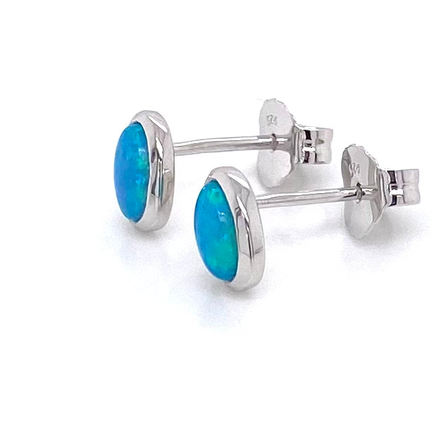 Opal ørestikkerne har ægte solide Australske crystal opaler indfattet i blankt sterling sølv.