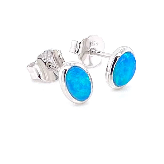 Opal ørestikkerne har ægte solide Australske crystal opaler indfattet i blankt sterling sølv.