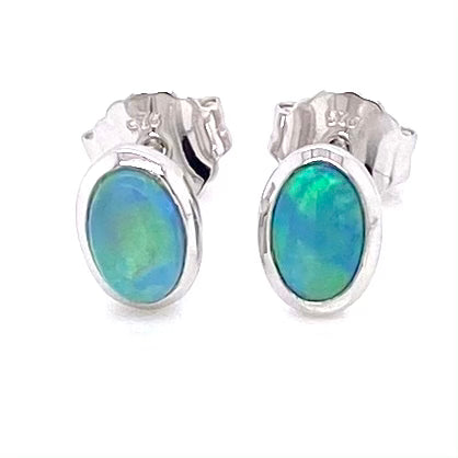 Opal ørestikkerne har ægte solide Australske krystal opaler indfattet i blankt sterling sølv.