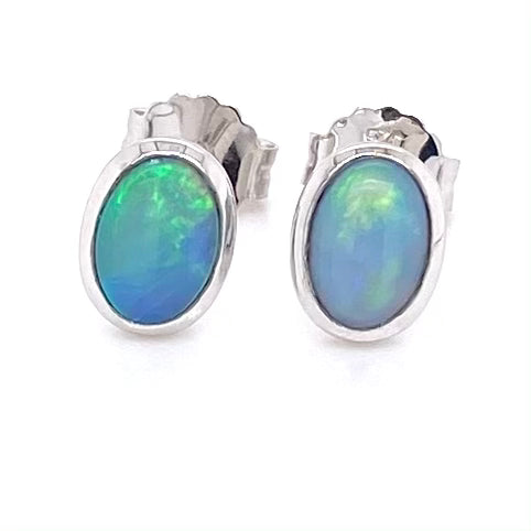 Opal ørestikkerne har ægte solide Australske crystal opaler indfattet i blankt sterling sølv.