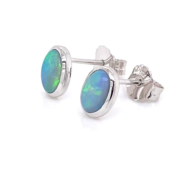 Opal ørestikkerne har ægte solide Australske crystal opaler indfattet i blankt sterling sølv.