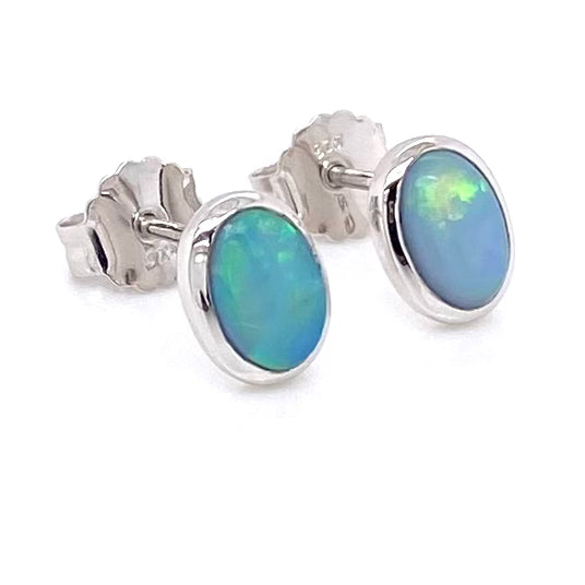 Opal ørestikkerne har ægte solide Australske crystal opaler indfattet i blankt sterling sølv.