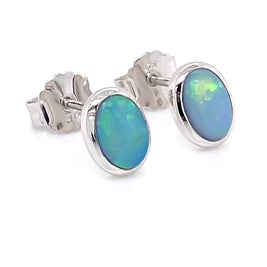 Opal ørestikkerne har ægte solide Australske crystal opaler indfattet i blankt sterling sølv.