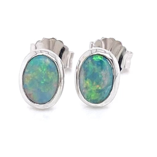 Opal ørestikkerne har ægte solide Australske crystal opaler indfattet i blankt sterling sølv.