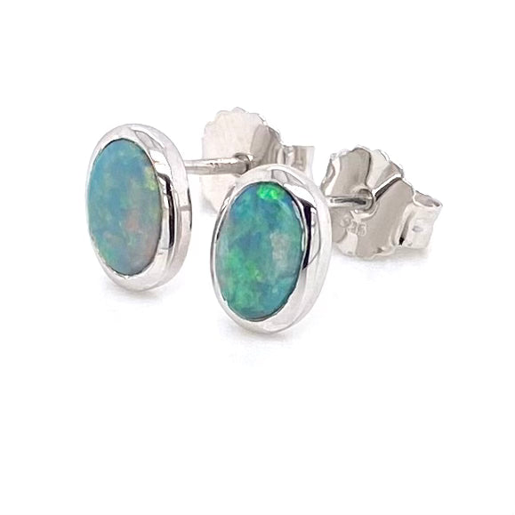 Opal ørestikkerne har ægte solide Australske crystal opaler indfattet i blankt sterling sølv.