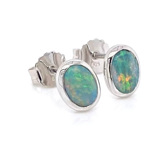 Opal ørestikkerne har ægte solide Australske crystal opaler indfattet i blankt sterling sølv.