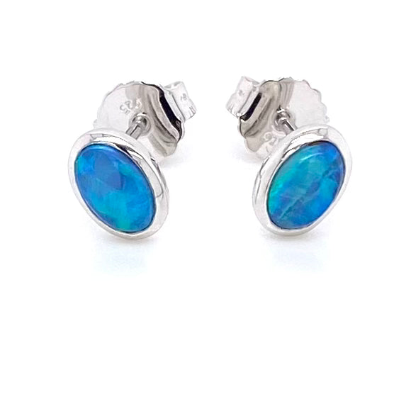 Opal ørestikkerne har ægte solide Australske crystal opaler indfattet i blankt sterling sølv.
