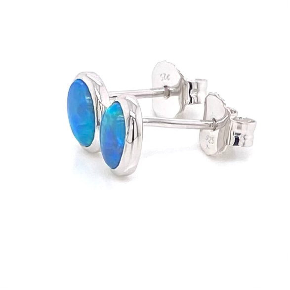 Opal ørestikkerne har ægte solide Australske crystal opaler indfattet i blankt sterling sølv.