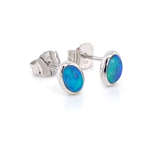Opal ørestikkerne har ægte solide Australske crystal opaler indfattet i blankt sterling sølv.