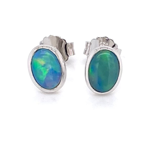 Opal ørestikkerne har ægte solide Australske crystal opaler indfattet i blankt sterling sølv.