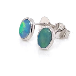 Opal ørestikkerne har ægte solide Australske crystal opaler indfattet i blankt sterling sølv.