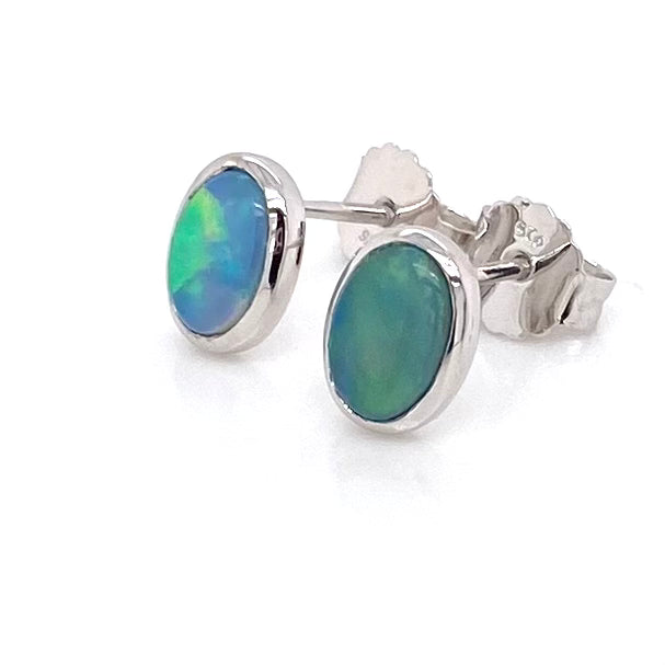 Opal ørestikkerne har ægte solide Australske crystal opaler indfattet i blankt sterling sølv.