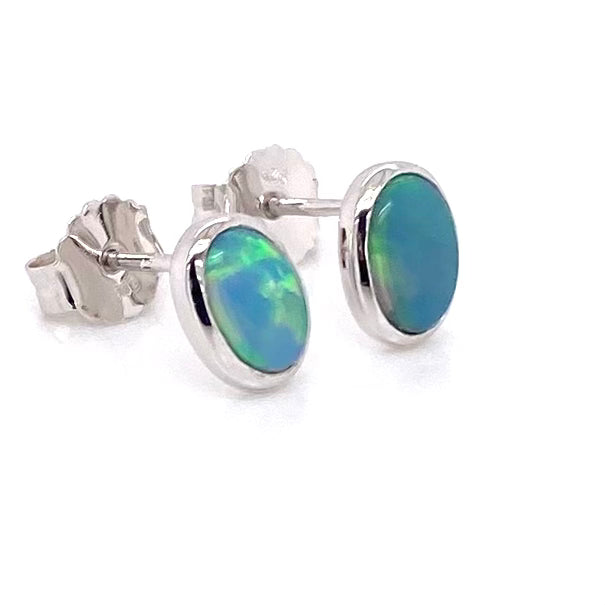 Opal ørestikkerne har ægte solide Australske crystal opaler indfattet i blankt sterling sølv.