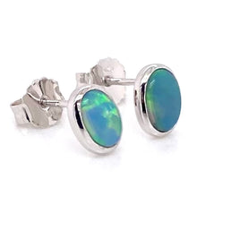 Opal ørestikkerne har ægte solide Australske crystal opaler indfattet i blankt sterling sølv.