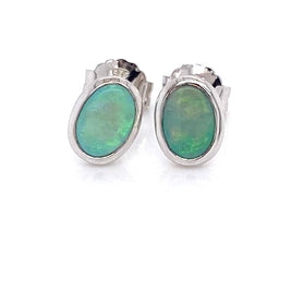 Opal ørestikkerne har ægte solide Australske crystal opaler indfattet i blankt sterling sølv.