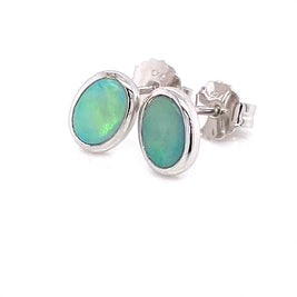 Opal ørestikkerne har ægte solide Australske crystal opaler indfattet i blankt sterling sølv.