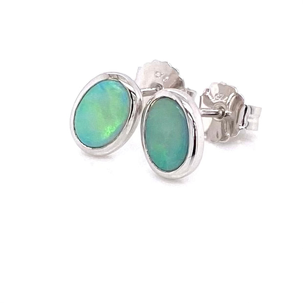 Opal ørestikkerne har ægte solide Australske crystal opaler indfattet i blankt sterling sølv.