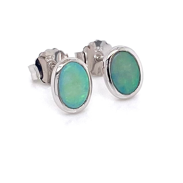 Opal ørestikkerne har ægte solide Australske crystal opaler indfattet i blankt sterling sølv.