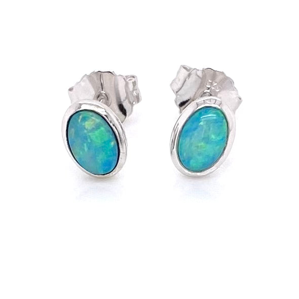 Opal ørestikkerne har ægte solide Australske crystal opaler indfattet i blankt sterling sølv.