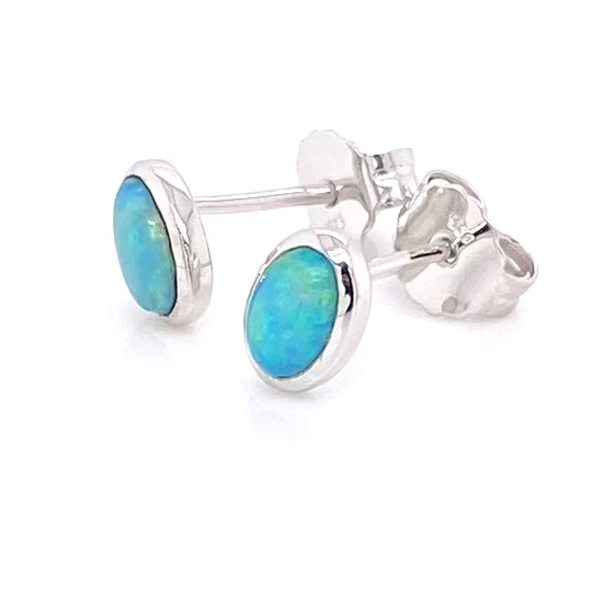 Opal ørestikkerne har ægte solide Australske crystal opaler indfattet i blankt sterling sølv.