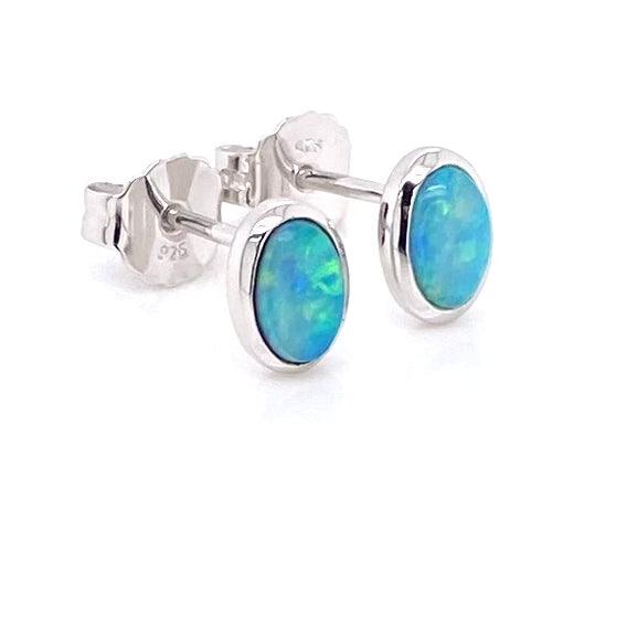 Opal ørestikkerne har ægte solide Australske crystal opaler indfattet i blankt sterling sølv.