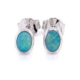 Opal ørestikkerne har ægte solide Australske crystal opaler indfattet i blankt sterling sølv.