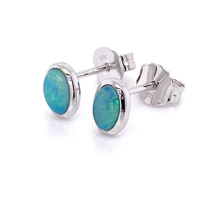 Opal ørestikkerne har ægte solide Australske crystal opaler indfattet i blankt sterling sølv.