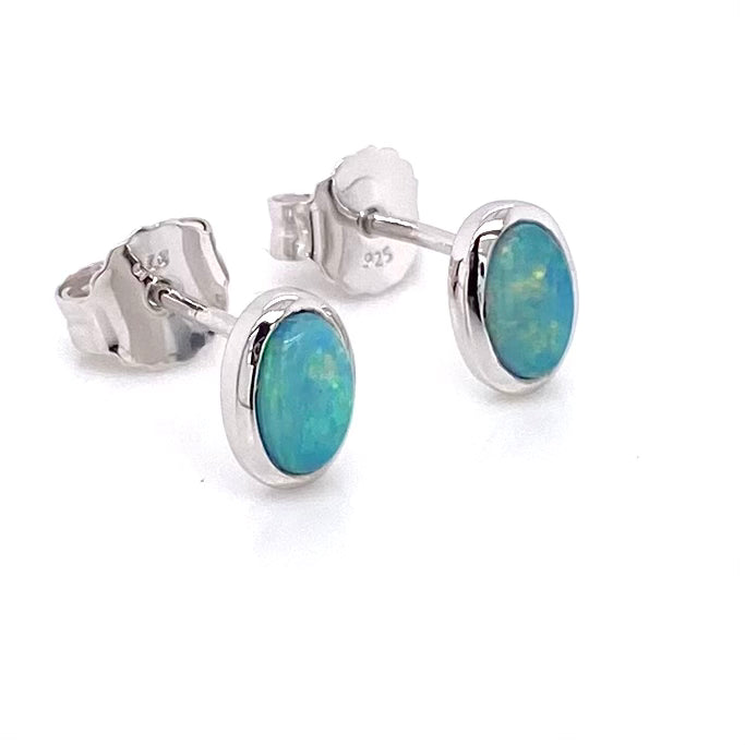 Opal ørestikkerne har ægte solide Australske crystal opaler indfattet i blankt sterling sølv.