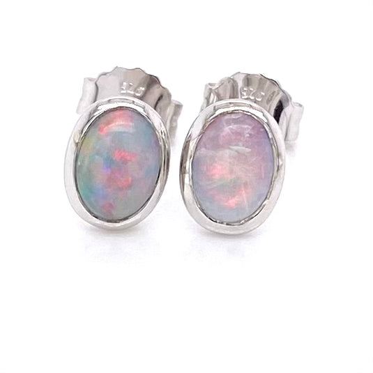 Opal ørestikkerne har ægte solide Australske crystal opaler indfattet i blankt sterling sølv.