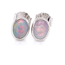 Opal ørestikkerne har ægte solide Australske crystal opaler indfattet i blankt sterling sølv.