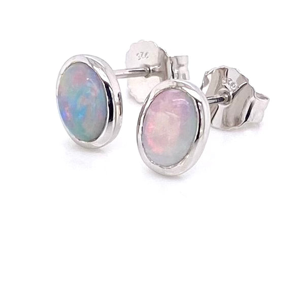 Opal ørestikkerne har ægte solide Australske crystal opaler indfattet i blankt sterling sølv.