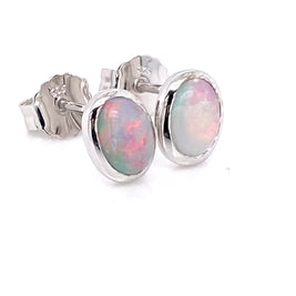 Opal ørestikkerne har ægte solide Australske crystal opaler indfattet i blankt sterling sølv.