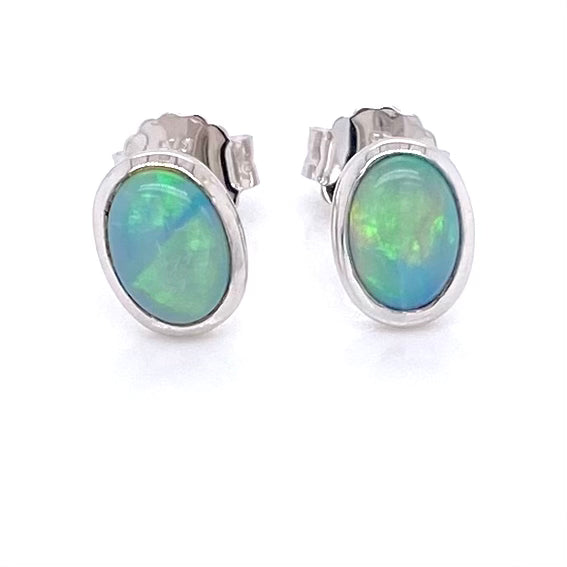 Opal ørestikkerne har ægte solide Australske crystal opaler indfattet i blankt sterling sølv.