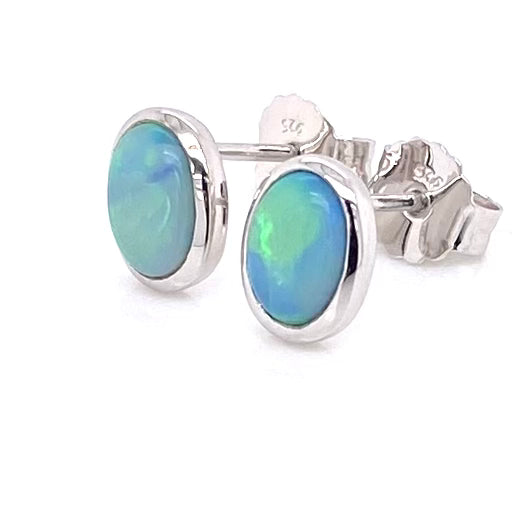 Opal ørestikkerne har ægte solide Australske crystal opaler indfattet i blankt sterling sølv.