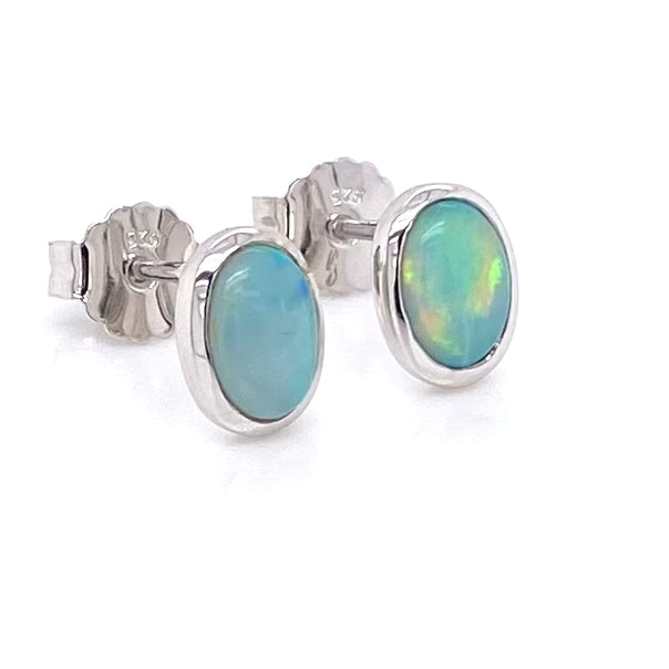 Opal ørestikkerne har ægte solide Australske crystal opaler indfattet i blankt sterling sølv.